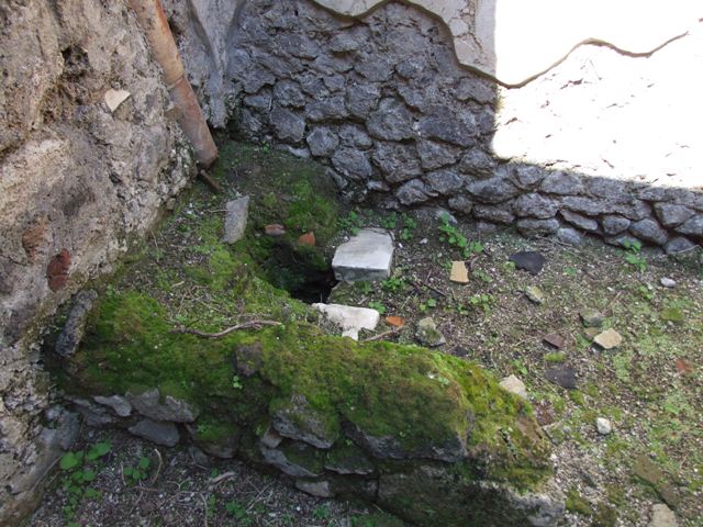 VI.15.9 Pompeii.  March 2009.  Kitchen and Latrine.  West wall, downpipe, and holes in wall for upper floor support.  