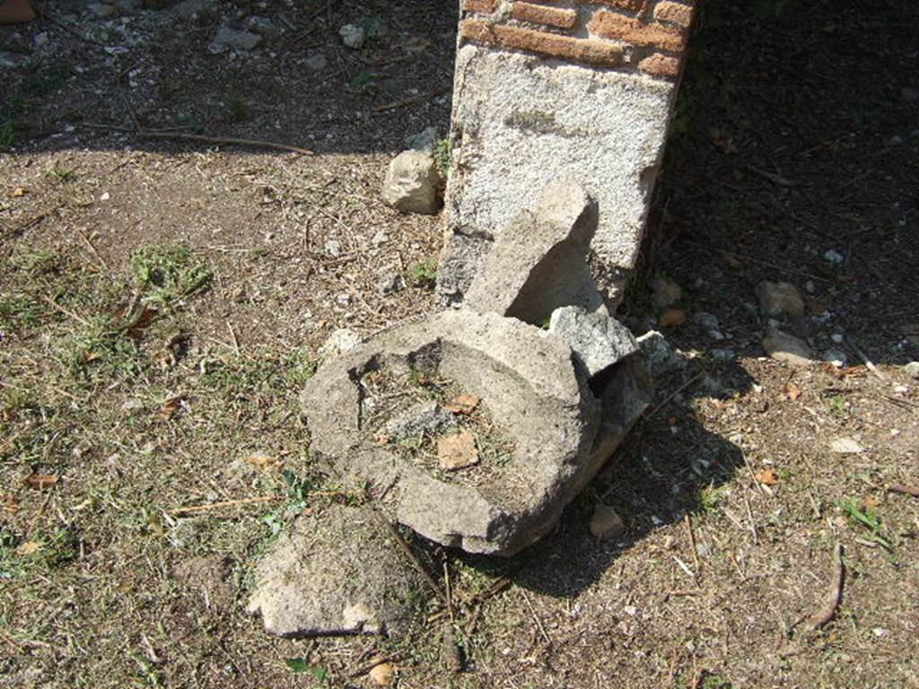 VI.15.20 Pompeii. September 2005. Broken pot near north wall of atrium, between doorway to kitchen and oecus.
