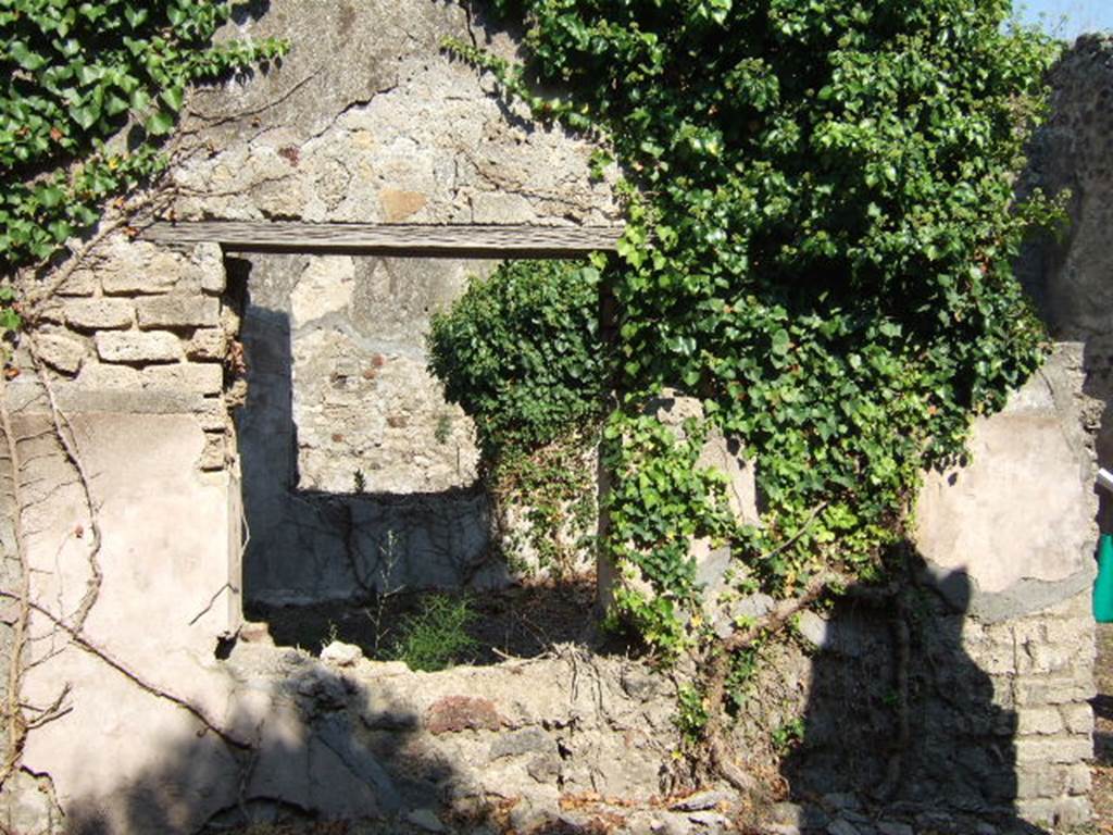 VI.15.22 Pompeii. September 2005. East wall of triclinium, with window to light-yard/garden.