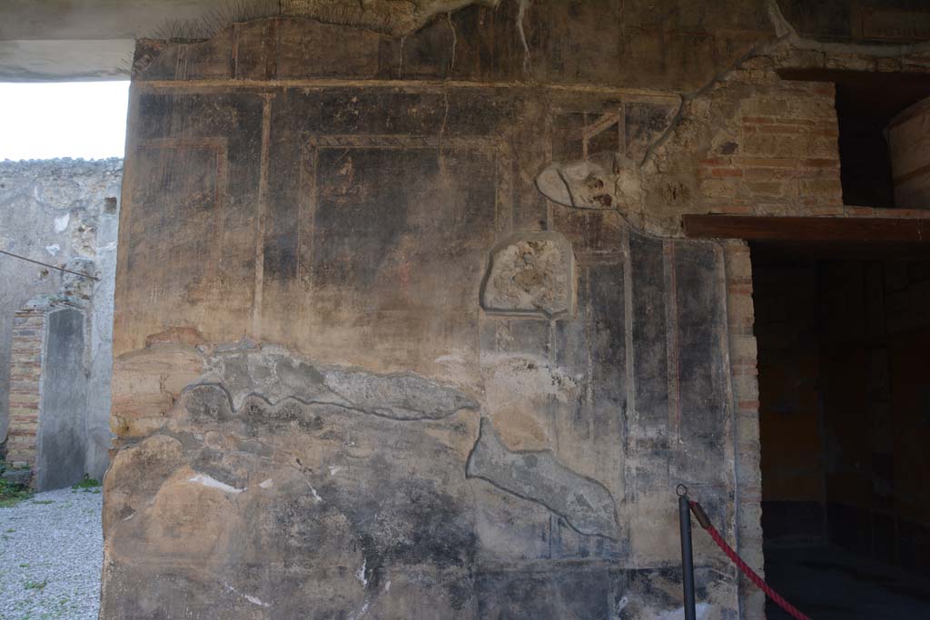 VI.16.7 Pompeii. March 2019. West wall of portico, with room O, on left, and room R, on right.
Foto Annette Haug, ERC Grant 681269 DCOR.
