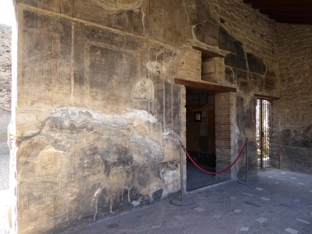 VI.16.7 Pompeii. September 2015. West wall of portico in north-west corner, with room R, in centre, and doorway to services area, on right.
Foto Annette Haug, ERC Grant 681269 DCOR.

