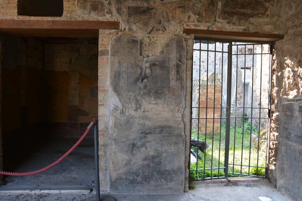 VI.16.7 Pompeii. March 2019. 
West wall of portico in north-west corner, with room R, on left, and doorway to services area, on right.
Foto Annette Haug, ERC Grant 681269 DCOR.
