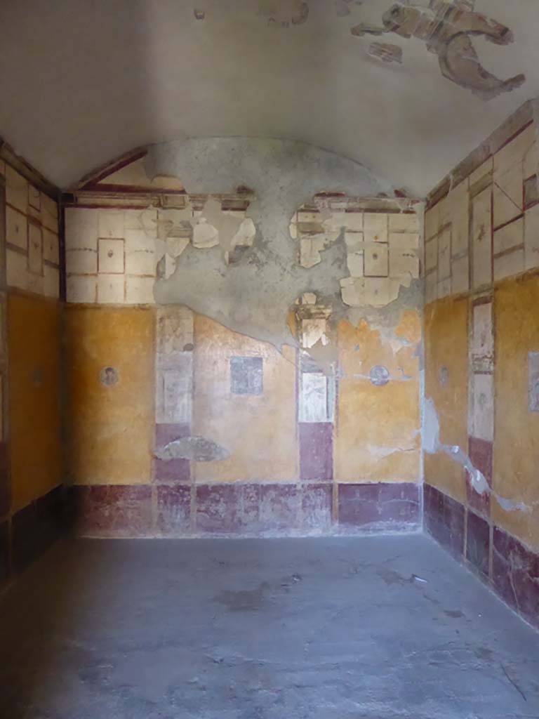 VI.16.7 Pompeii. September 2015. Room R, looking towards west wall from doorway.
Foto Annette Haug, ERC Grant 681269 DCOR.
