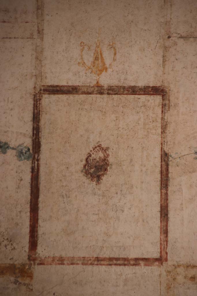 VI.16.7 Pompeii. September 2021. 
Room R, detail of painted decoration on upper west wall at south end. Photo courtesy of Klaus Heese.
