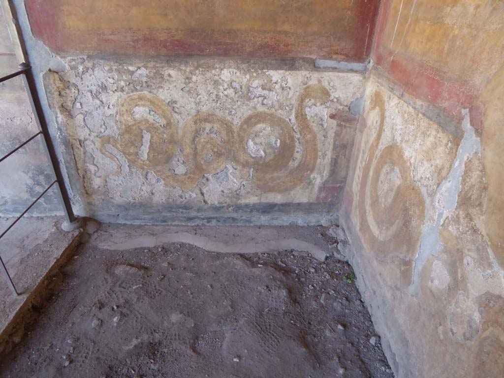 VI.16.7 Pompeii. September 2015. Room F, lararium with painted serpents on either side of a painted altar, on east wall of peristyle.
Foto Annette Haug, ERC Grant 681269 DÉCOR.
