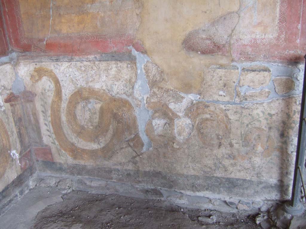 VI.16.7 Pompeii. May 2006. Room F, lararium with painted serpents on either side of a painted altar, on south wall of peristyle.