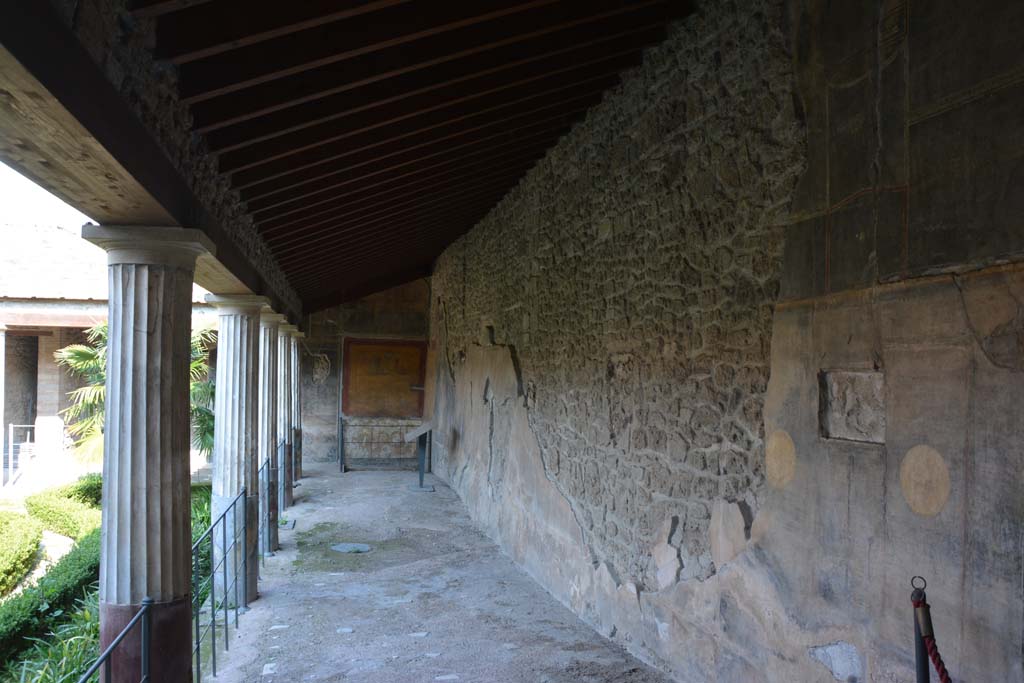 VI.16.7 Pompeii. March 2019. Looking east along south portico.
Foto Annette Haug, ERC Grant 681269 DÉCOR.

