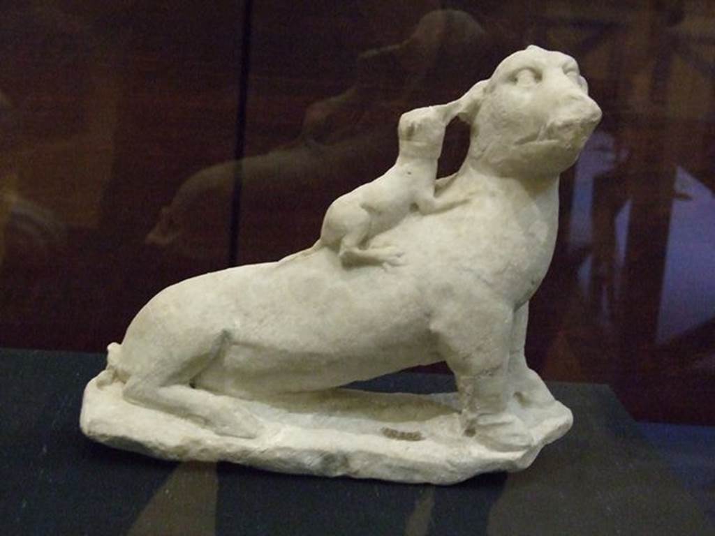 VI.16.7 Pompeii.  Room F. Peristyle garden. South side.  Marble statuette of a dog biting a boar.  SAP 20370.  Photographed at “A Day in Pompeii” exhibition at Melbourne Museum.  September 2009.