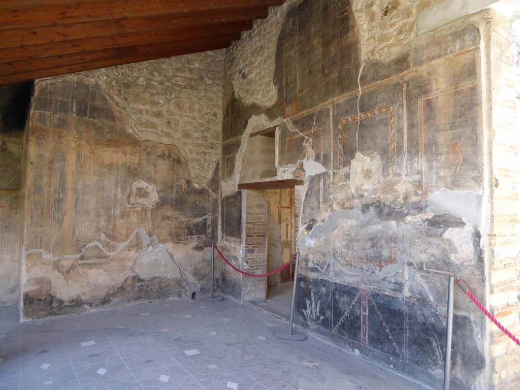 VI.16.7 Pompeii. September 2015. Looking towards south-west corner of portico, with doorway to room Q, in centre.
Foto Annette Haug, ERC Grant 681269 DÉCOR.

