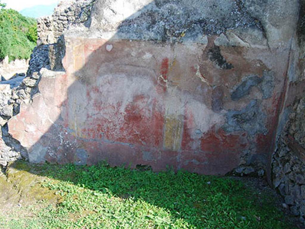 VI.16.21-22 Pompeii. May 2014. Painted south wall to left of pillar with square niche. Photo courtesy of Paula Lock.
