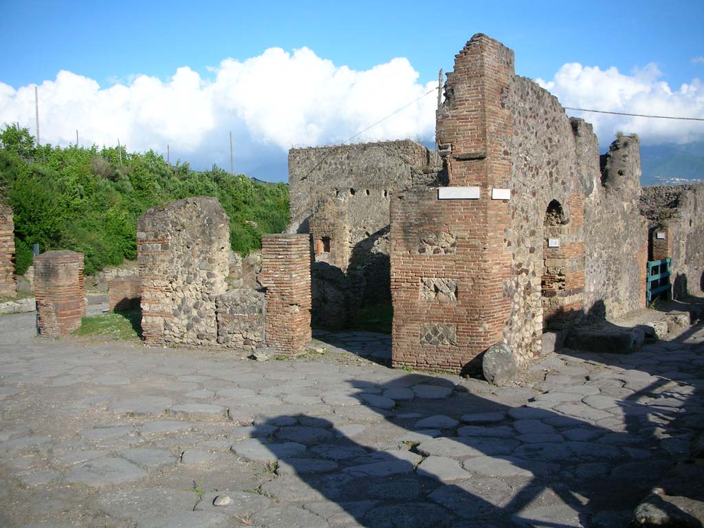 VI.16.23, in centre, Pompeii. May 2010. 
Looking towards entrance doorway, with Vicolo dei Vettii, on right. Photo courtesy of Ivo van der Graaff.
