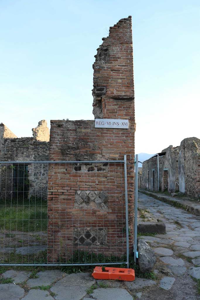 VI.16.23 Pompeii. December 2018. 
Looking south to pilaster on west side of entrance doorway. Photo courtesy of Aude Durand.
