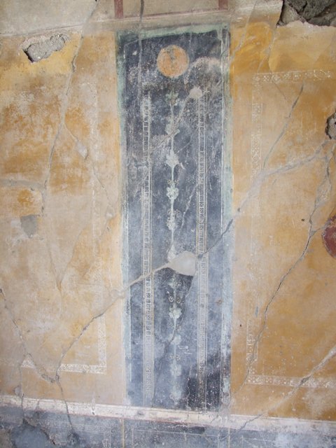 VI.16.27 Pompeii.  March 2009.  Room 21, Remains of decoration and painted plaster on east wall of staircase.