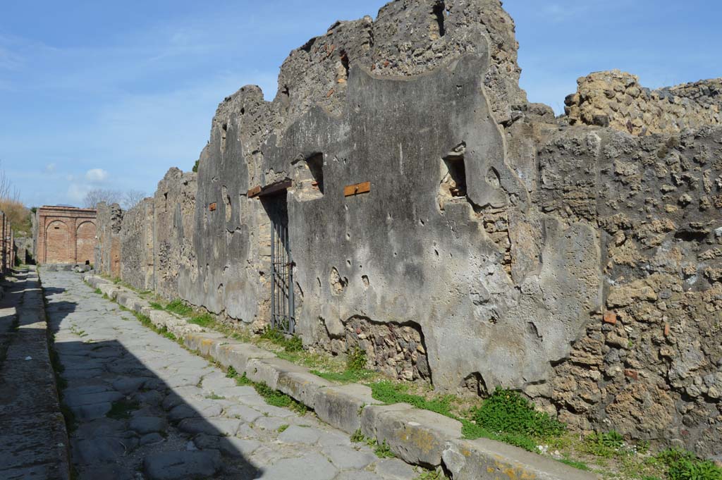 VI.16.27 Pompeii. March 2019. Looking north towards entrance doorway on Vicolo dei Vettii.
Foto Taylor Lauritsen, ERC Grant 681269 DCOR.
