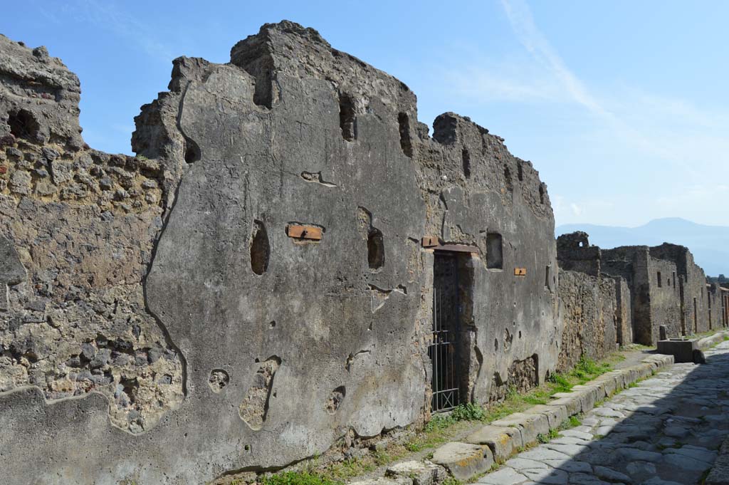 VI.16.27 Pompeii. March 2019. Looking south along east side of Vicolo dei Vettii towards entrance doorway.
Foto Taylor Lauritsen, ERC Grant 681269 DCOR.
