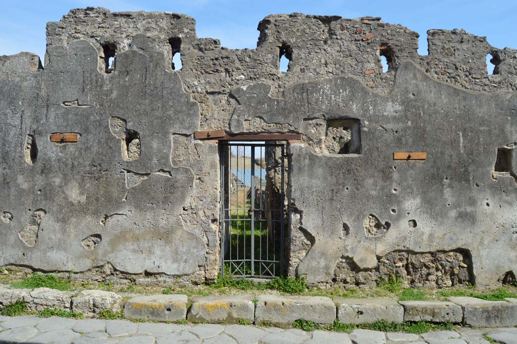 VI.16.27 Pompeii. March 2019. Looking east to entrance doorway.
Foto Taylor Lauritsen, ERC Grant 681269 DCOR.
