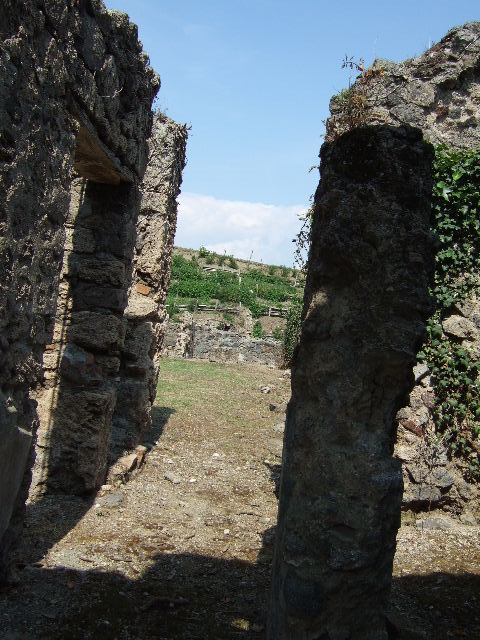 VI.16.27 Pompeii. May 2006.  Looking east along corridor leading to peristyle.  