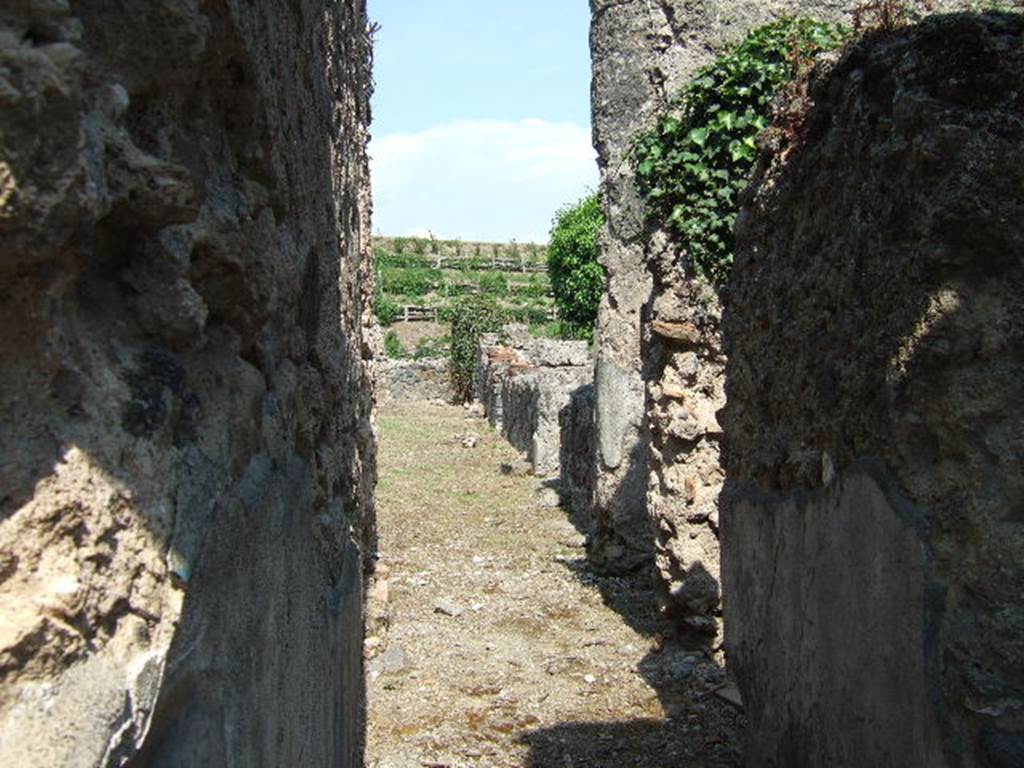 VI.16.27 Pompeii. May 2006. Looking east along corridor leading to peristyle M.  
