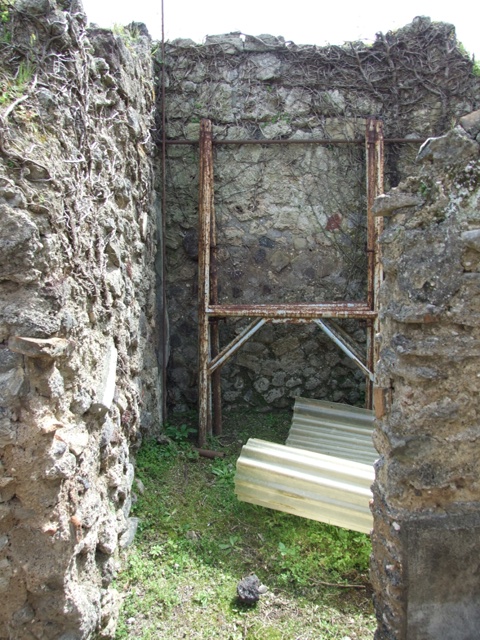 VI.16.27 Pompeii.  March 2009. Room 4.  South west corner with window in west wall.