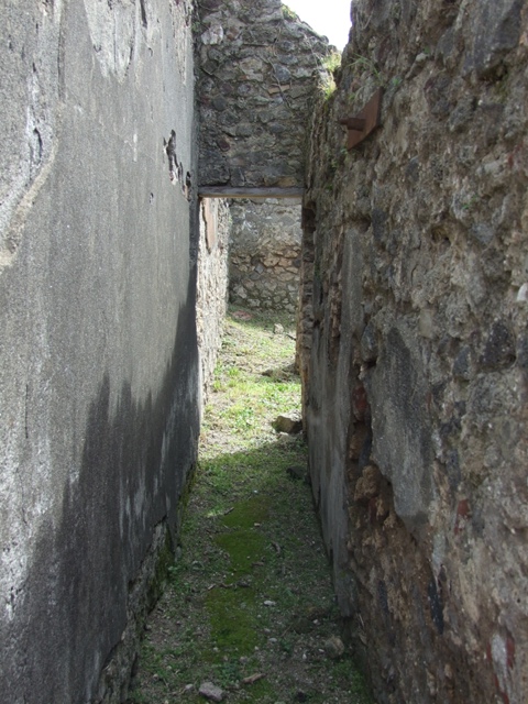 VI.16.27 Pompeii.  March 2009. Room 4, Niche in East wall.