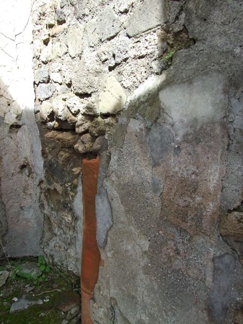 VI.16.28 Pompeii. July 2008. Room G, north-east corner with downpipe. Photo courtesy of Barry Hobson.
