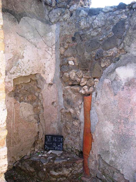 VI.16.28 Pompeii. March 2009. Room H, north wall. According to NdS, the decoration on this wall was the best preserved. The principle space was occupied by three major panels, yellow in the centre, with red on either side. There was no central painting exhibited in the middle. The frieze rather faded carried also panels of various colours, and the dado had a blackish background. In the height of the north wall was a bull’s eye partly walled by the ancients. See Notizie degli Scavi di Antichità, 1908, (p.278-9)
