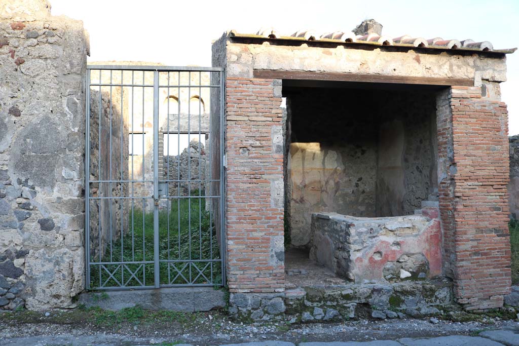 VI.16.32 Pompeii. December 2018. 
Looking east to entrance doorway with large threshold of lava, on left. Photo courtesy of Aude Durand.
