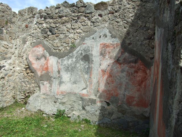 VI.16.32 Pompeii. March 2009. Room E, north wall, its decoration almost entirely destroyed.