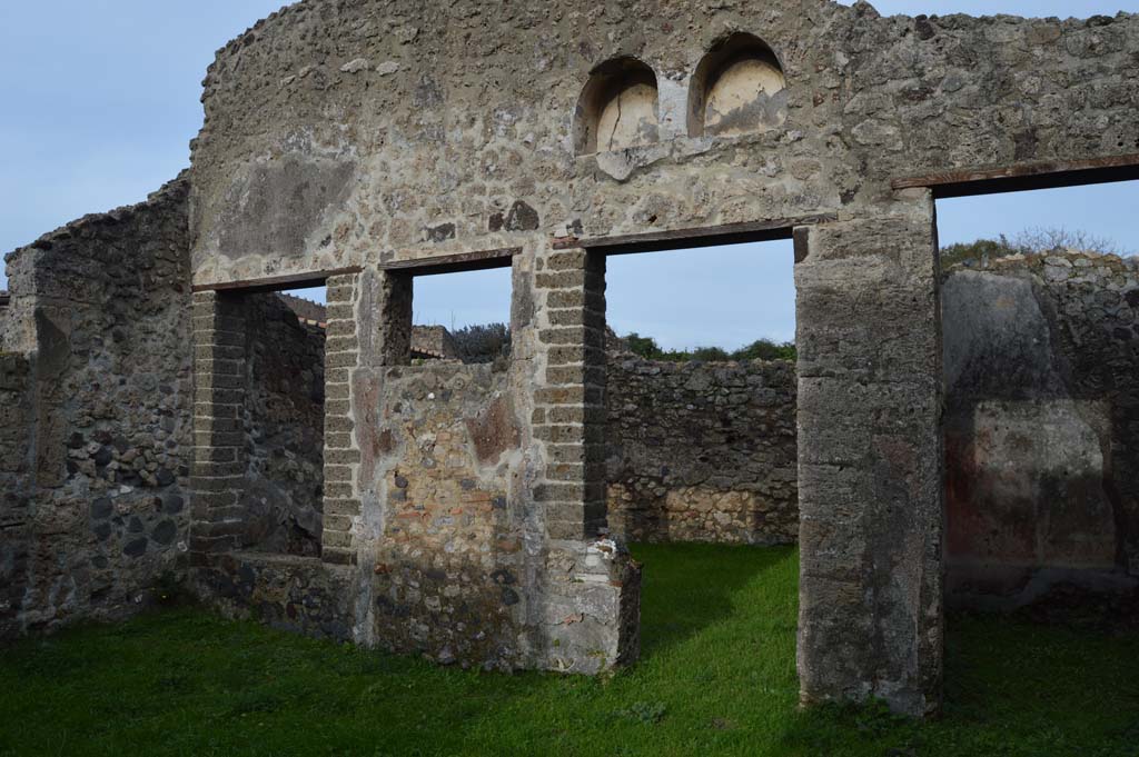 VI.16.32 Pompeii. December 2018. 
Room B, east wall of atrium with doorway to room F, garden area with niches above. Photo courtesy of Aude Durand.
