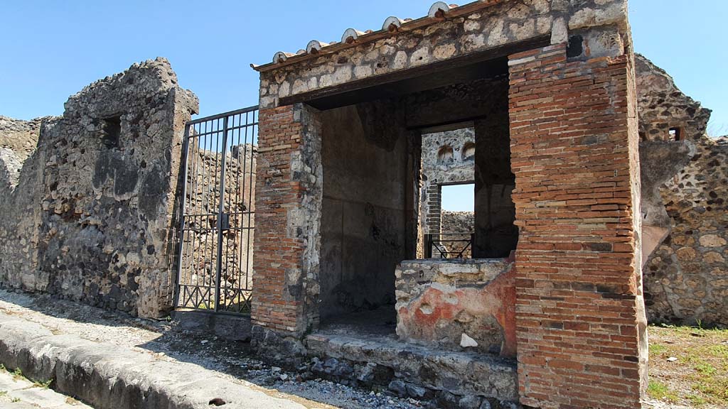 VI.16.33 Pompeii. July 2021. 
Looking east on Vicolo dei Vettii, towards doorway to VI.16.32, on left, and entrance doorway to bar-room, on right.
Foto Annette Haug, ERC Grant 681269 DÉCOR.
