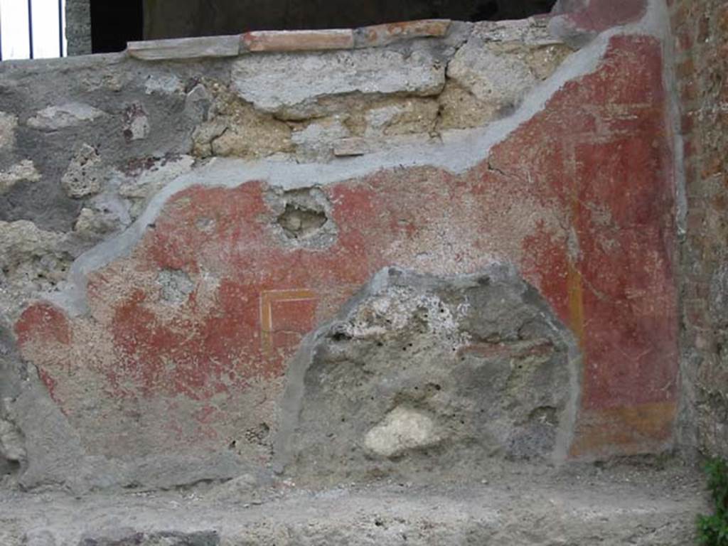 VI.16.33 Pompeii. May 2003. Remaining painted plaster from west facing exterior side of counter. Photo courtesy of Nicolas Monteix.
