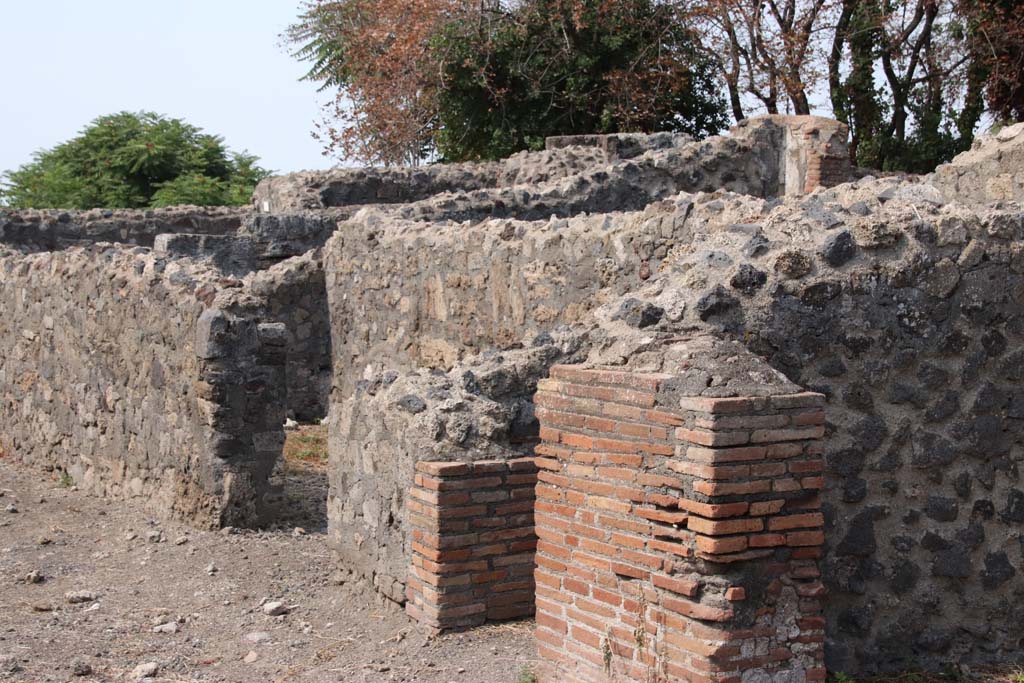 VI.17.4 Pompeii. September 2021. 
Looking west along north side, towards doorways to triclinium and small room. Photo courtesy of Klaus Heese.
