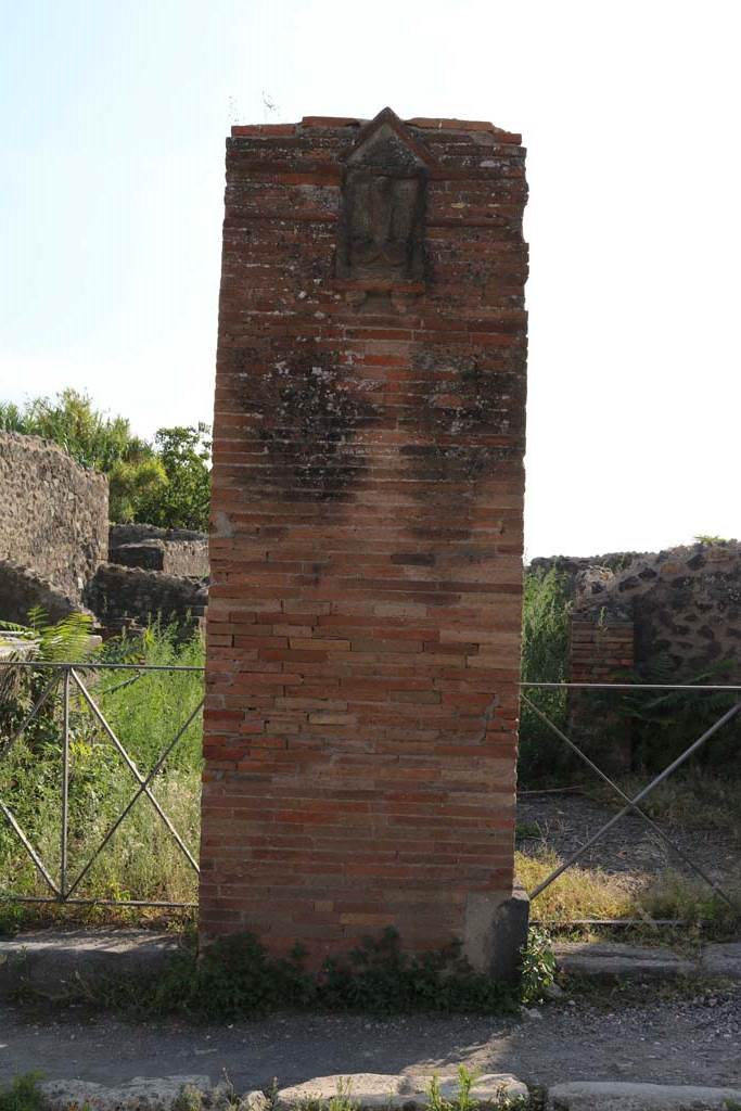VI.17.3/4 Pompeii December 2018. 
Looking west to pilaster between VI.17.4 and VI.17.3. Photo courtesy of Aude Durand.

