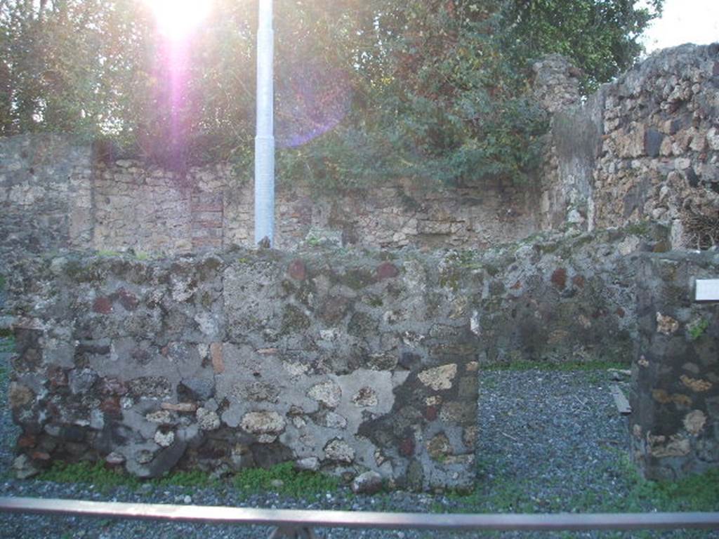 VI.17.15 Pompeii. December 2004. West wall of shop, with doorway to rear room.