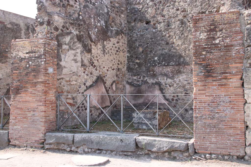 VI.17.19 Pompeii. September 2021. Looking west to entrance doorway on Via Consolare. Photo courtesy of Klaus Heese.