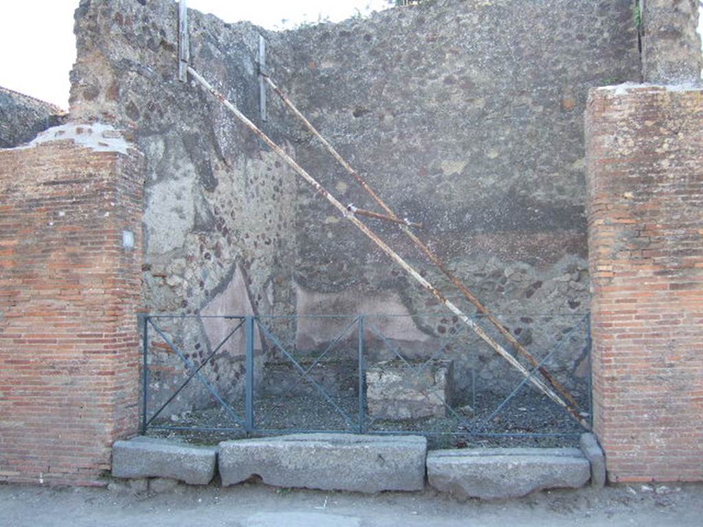 VI.17.19 Pompeii. September 2005. Looking west to entrance doorway, and brick podium at rear near west wall.