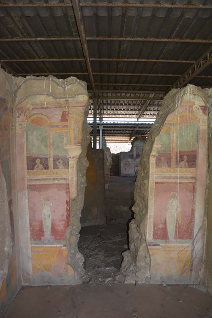 VI.17.41 Pompeii. September 2019. East wall of cubiculum 17.
Foto Annette Haug, ERC Grant 681269 DCOR.


