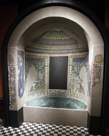 VI.17.42 Pompeii. May 2006. Summer triclinium 31, nymphaeum showing remains of pattern of glass mosaic and shells.