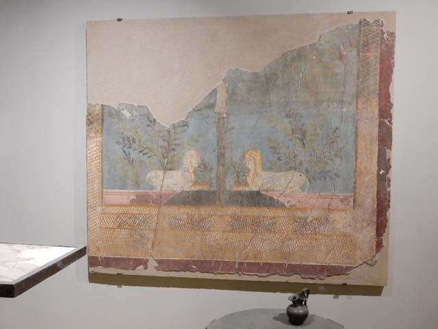 VI.17.42, Pompeii, May 2018. Summer triclinium 31.
Detail of fragment of the wall of the summer triclinium decorated with a pair of facing Sphynxes within a lush garden.
Archaeological Park of Pompeii, inv 87228.   Photo courtesy of Buzz Ferebee.

