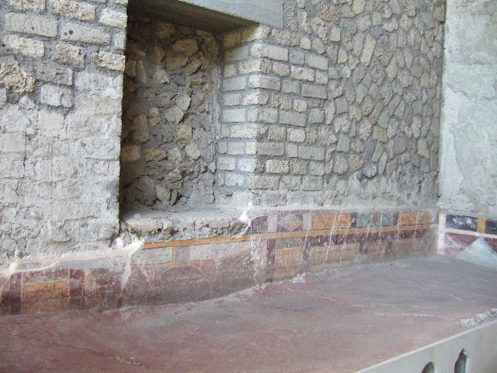 VI.17.42 Pompeii. May 2006. Summer triclinium 31, north wall. Remains of painted wall, triclinium bed and niche.