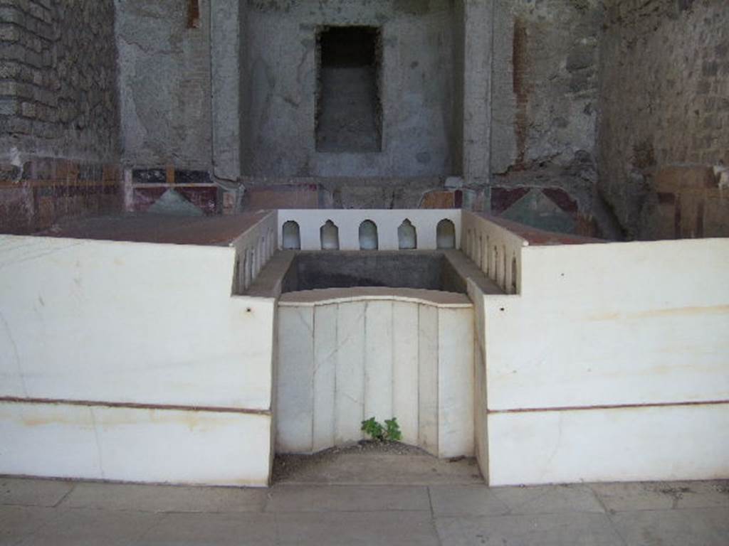 VI.17.42 Pompeii. May 2006. Summer triclinium 31, front of marble water triclinium.
