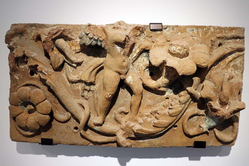 VI.17.42, Pompeii. February 2021. Terracotta plaque found in VI.17.42, on display in Antiquarium, from Insula Occidentalis. 
Photo courtesy of Fabien Bièvre-Perrin (CC BY-NC-SA).
