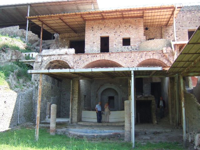 VI.17.42 Pompeii. May 2006. Oecus 32, garden diaeta or garden room with high walls and vaulted ceiling. This was decorated on all three walls with the famous garden fresco scenes. Jashemski refers to it as a garden diaeta or garden room. Aoyagi and Pappalardo refer to it as an oecus, and this is the description we use. See Aoyagi M. and Pappalardo U., 2006. Pompei (Regiones VI-VII) Insula Occidentalis. Napoli: Valtrend. (p. 187).
