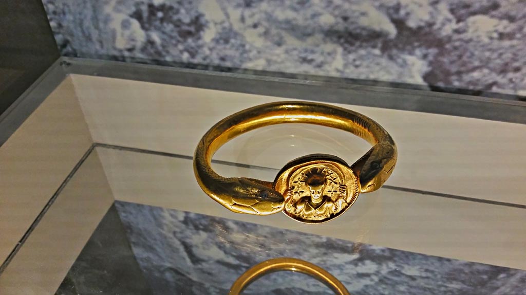 VI.17.42 Pompeii. 2017/2018/2019. Golden bracelet found on the arm of a woman. Photo courtesy of Giuseppe Ciaramella.