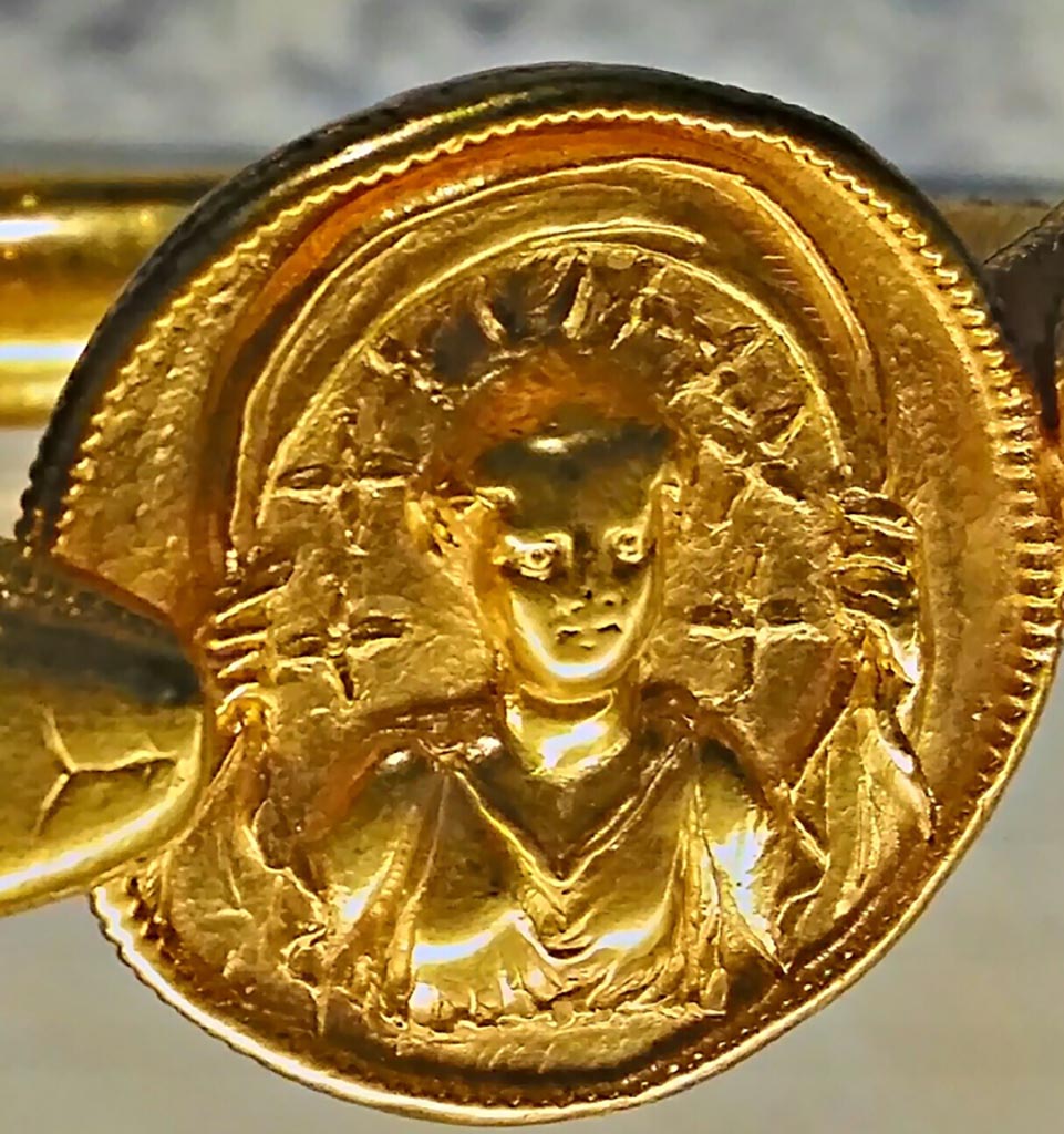 VI.17.42 Pompeii. 2017/2018/2019. 
Detail from golden bracelet found on the arm of a woman. Photo courtesy of Giuseppe Ciaramella.
