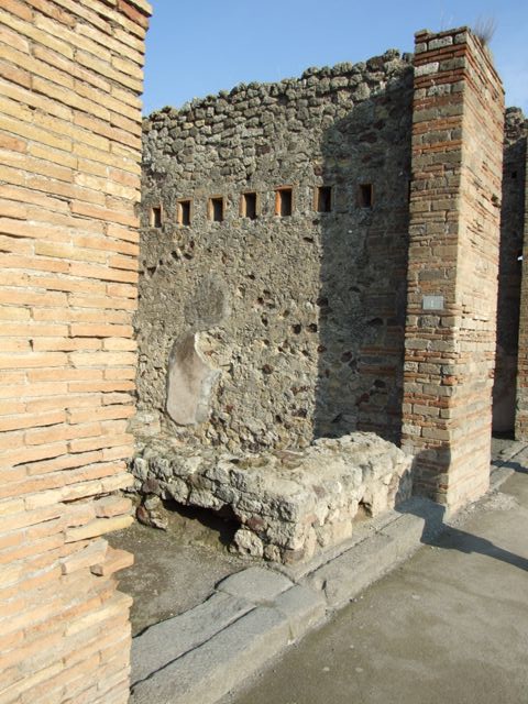 VII.1.1 Pompeii. May 2005. Entrance on Via dell’Abondanza. Looking north-west towards other entrance at  VII.1.62.