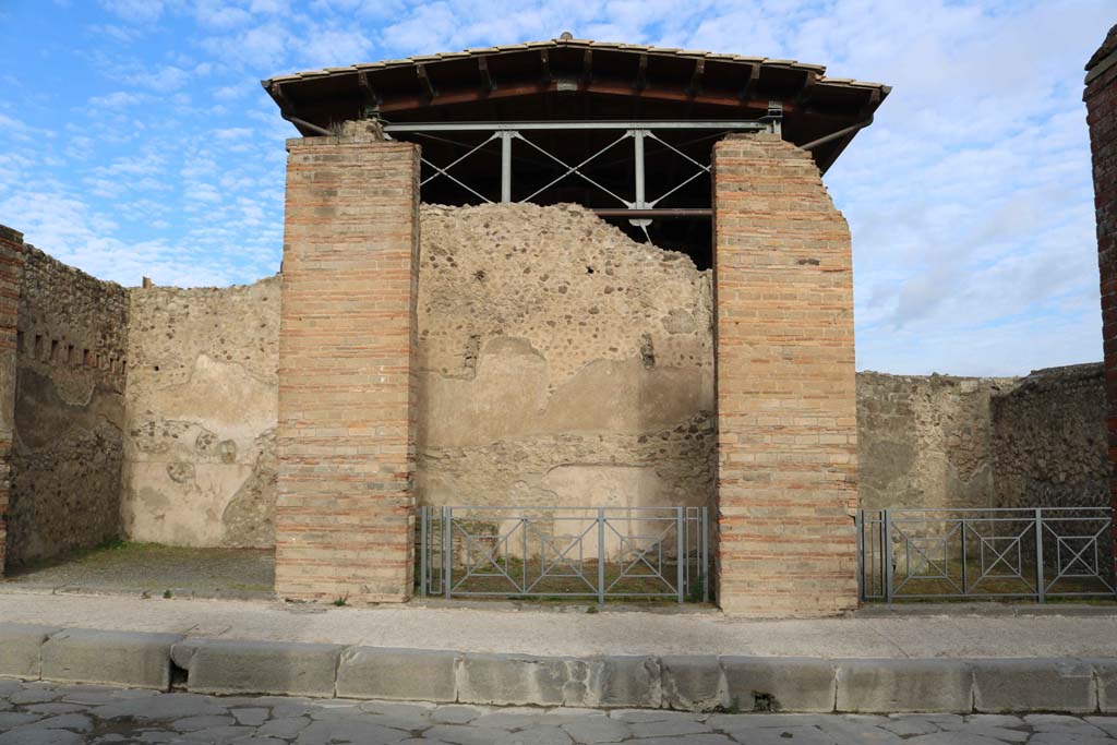 VII.1.3, Pompeii, in centre, with VII.1.2, on left, and VII.1.4, on right. December 2018. 
Looking north on Via dellAbbondanza. Photo courtesy of Aude Durand.
