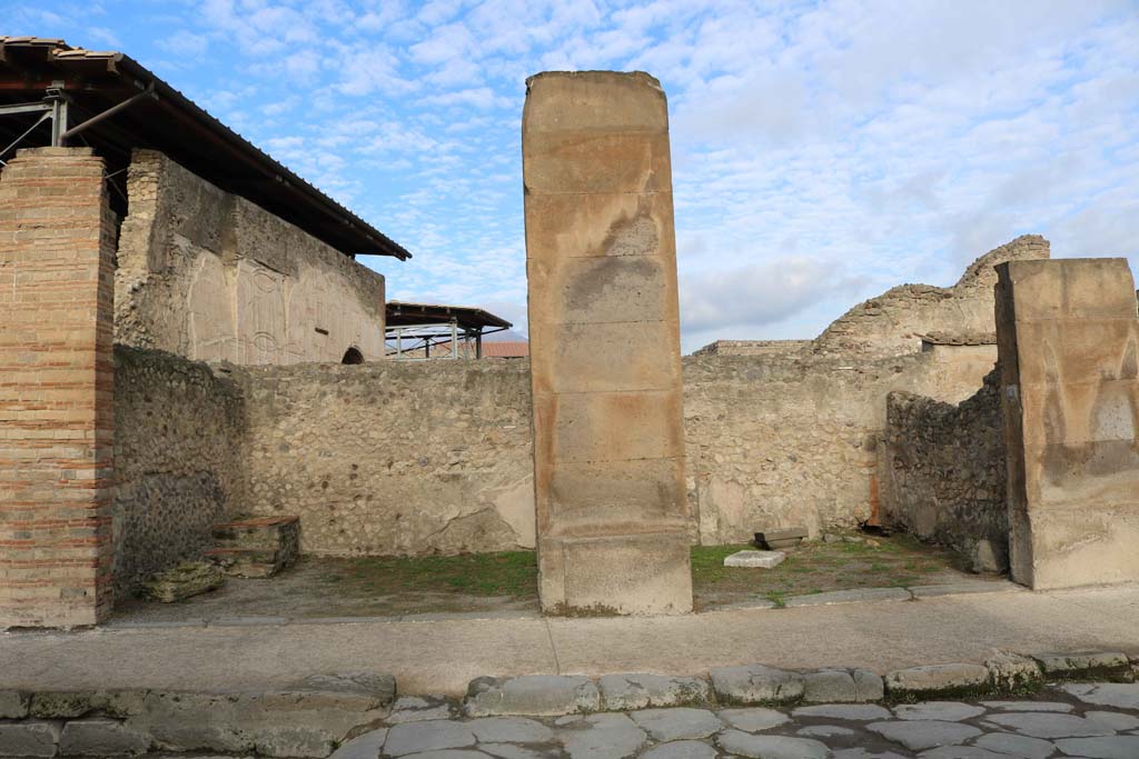 VII.1.5, Pompeii, on left, VII.1.6, on right. December 2018. Looking north on Via dellAbbondanza. Photo courtesy of Aude Durand.