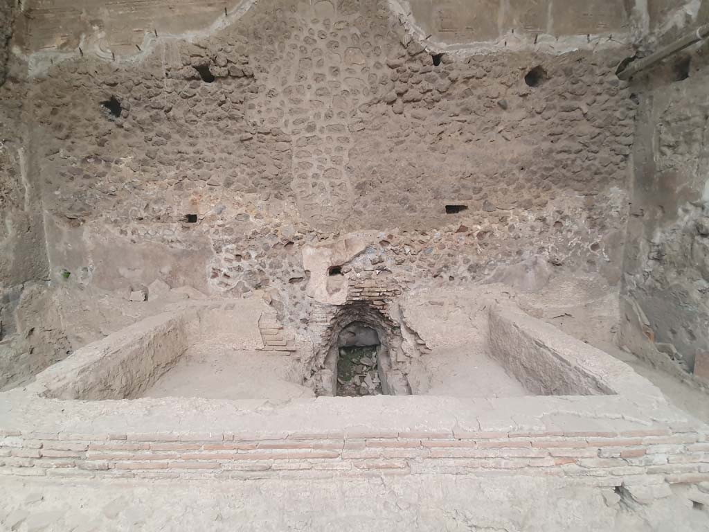 VII.1.8 Pompeii. July 2021. Men’s tepidarium 3, pool near east wall.
Foto Annette Haug, ERC Grant 681269 DÉCOR
