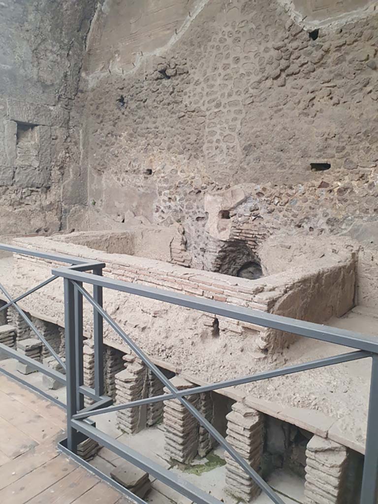 VII.1.8 Pompeii. July 2021. Men’s tepidarium 3, looking towards pool against east end wall.
Foto Annette Haug, ERC Grant 681269 DÉCOR
